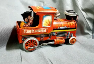 Tren de hojalata antiguo con figura