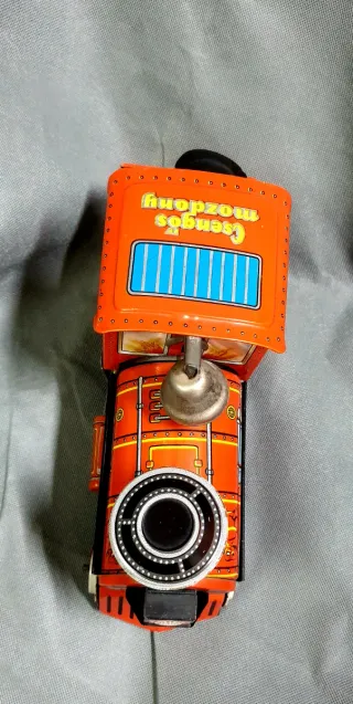 Tren de hojalata antiguo con figura.