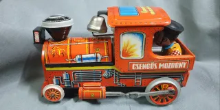 Tren de hojalata antiguo con figura.