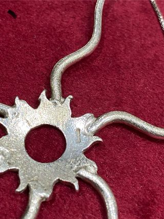 Collana con pendente a forma di sole stilizzato