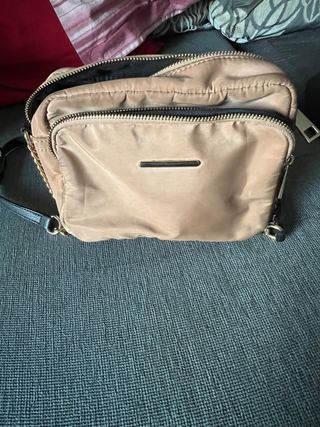 Bolso bandolera Stradivarius beige y dorado