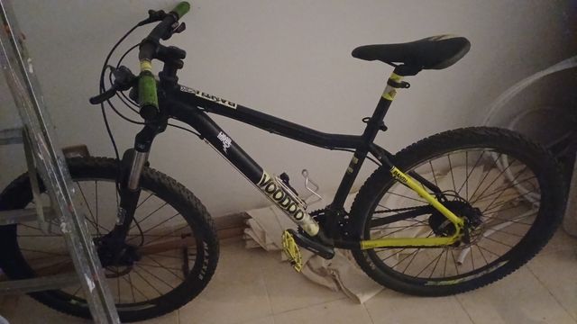 Bicicleta Voodoo Bantu Negra y Amarilla echa a man