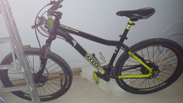 Bicicleta Voodoo Bantu Negra y Amarilla echa a man