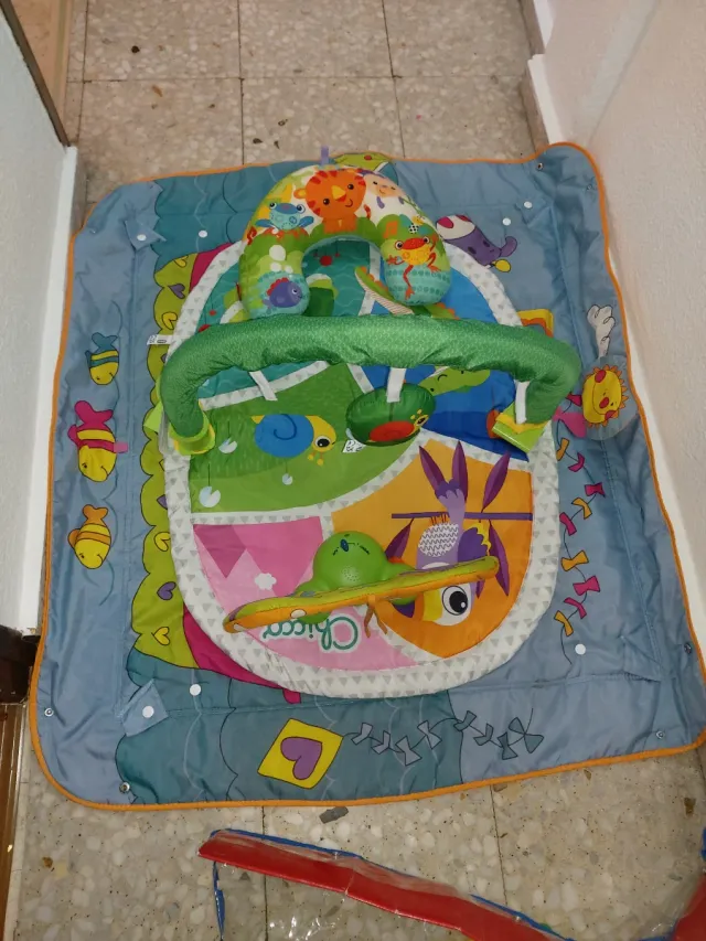 Tapete de juegos para bebés con gimnasio