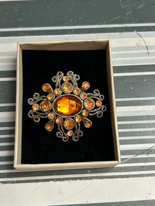 Broche vintage con piedras naranjas