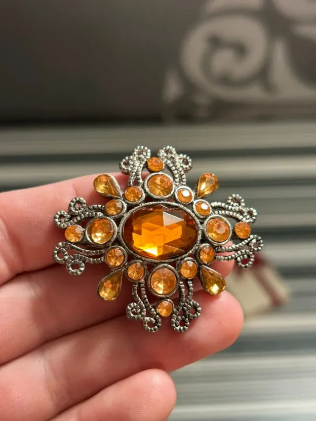 Broche vintage con piedras naranjas