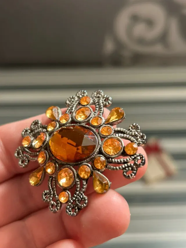 Broche vintage con piedras naranjas