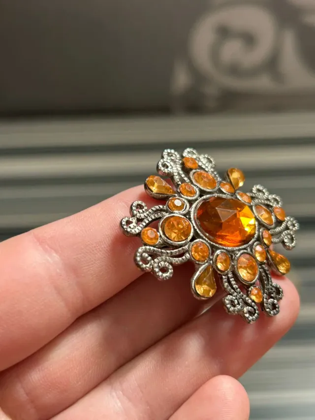 Broche vintage con piedras naranjas