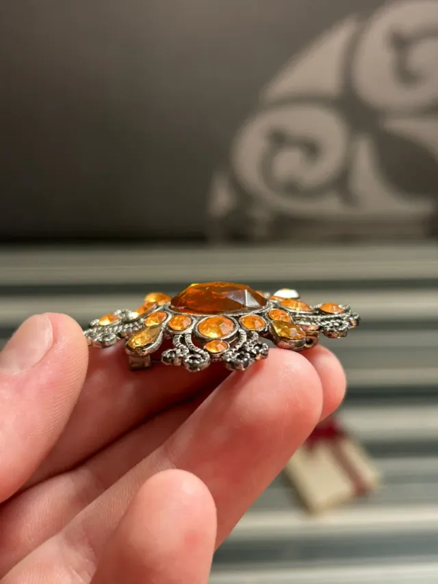 Broche vintage con piedras naranjas