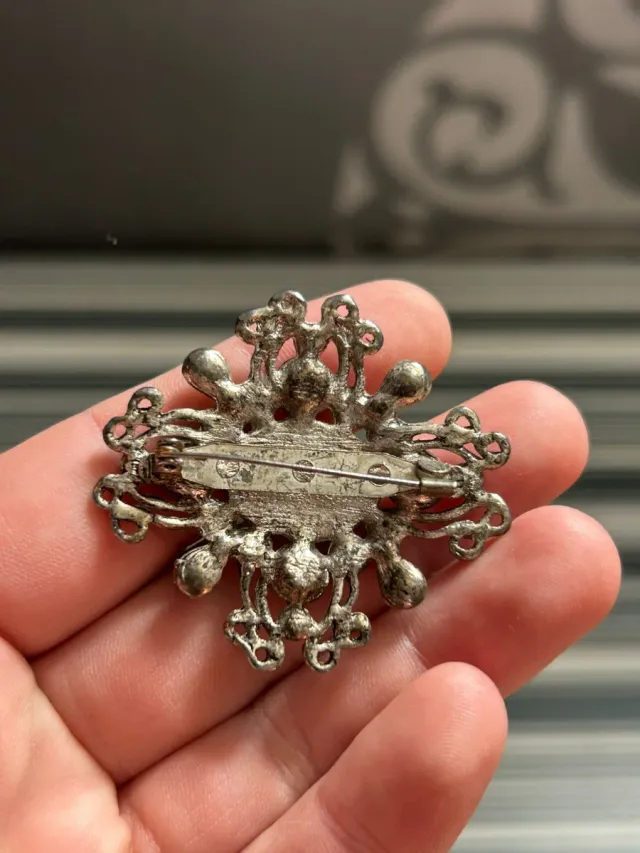 Broche vintage con piedras naranjas