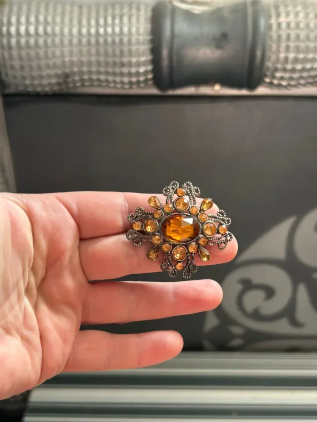 Broche vintage con piedras naranjas