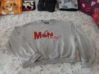 Sudadera gris con estampado de cereza. Talla M