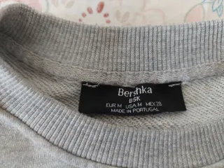 Sudadera gris con estampado de cereza. Talla M