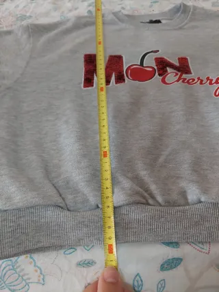 Sudadera gris con estampado de cereza. Talla M