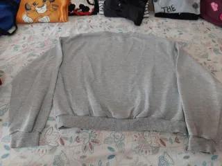 Sudadera gris con estampado de cereza. Talla M