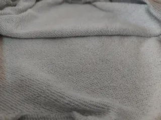 Sudadera gris con estampado de cereza. Talla M