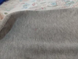 Sudadera gris con estampado de cereza. Talla M