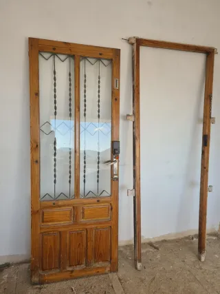 Puerta de madera con marco