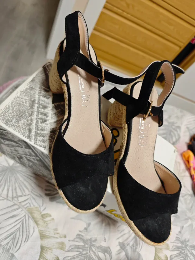 Sandalias negras esparto cuña