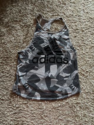 Camiseta tirantes Adidas estampado militar