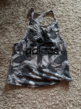 Camiseta tirantes Adidas estampado militar