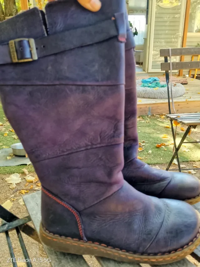 Botas de cuero morado con hebilla