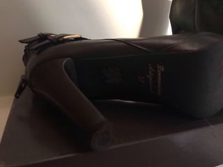 Botines de cuero negro con hebillas