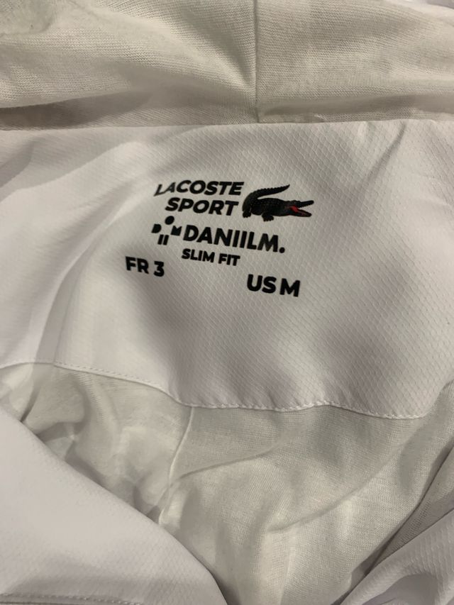 Chaqueta deportiva Lacoste blanca con detalles