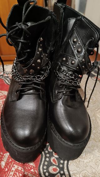 Botas negras con cadenas y tachuelas