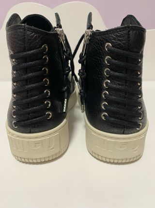 Zapatillas McQ  Talla 37 Negras con Tachuelas