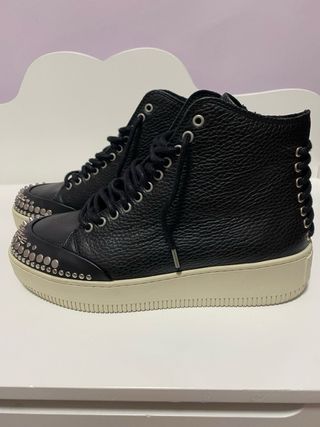 Zapatillas McQ  Talla 37 Negras con Tachuelas