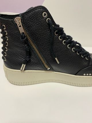 Zapatillas McQ  Talla 37 Negras con Tachuelas