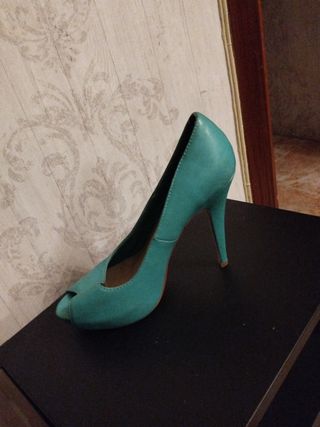Zapatos de tacón abiertos color turquesa