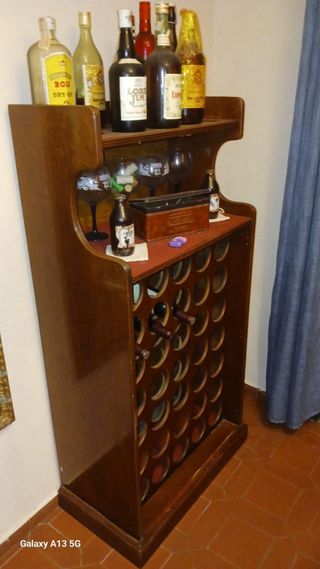 Botellero de madera y cristal