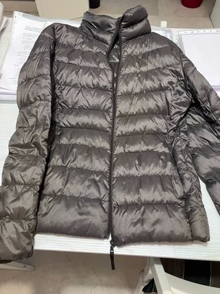 Plumas Uniqlo marrón 