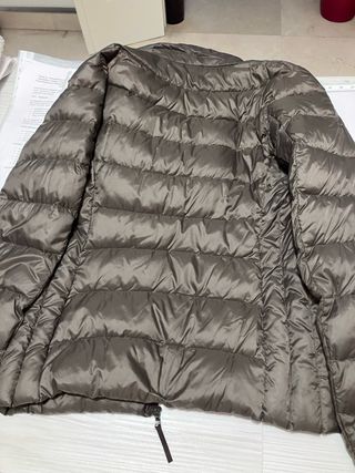 Plumas Uniqlo marrón 