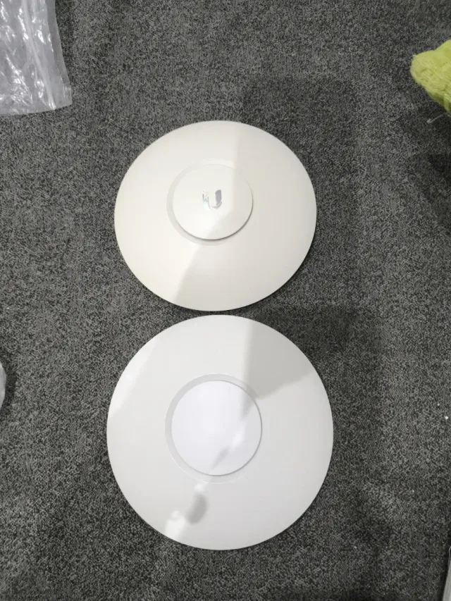 2 x Ubiquiti UniFi AC Lite