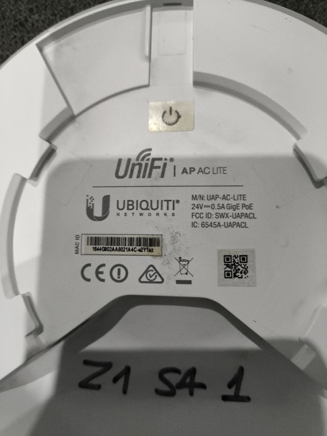 2 x Ubiquiti UniFi AC Lite