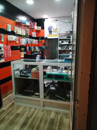 Traspaso con local comercial de reparación móviles