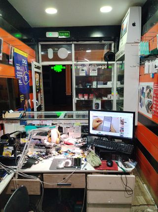 Traspaso con local comercial de reparación móviles