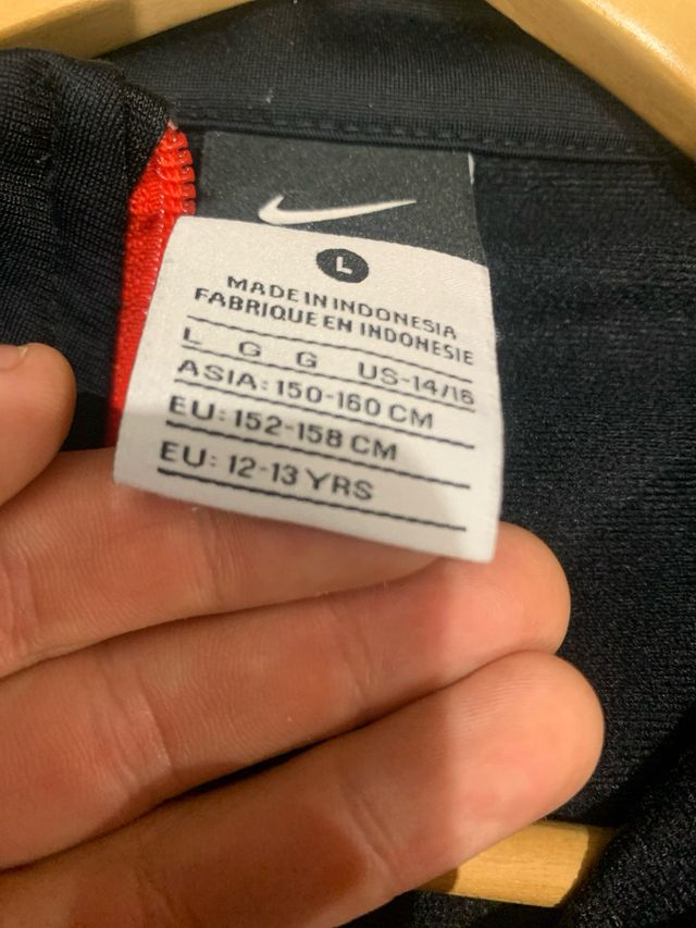 Sudadera Nike Negra y Roja, talla12-13 años,L niño