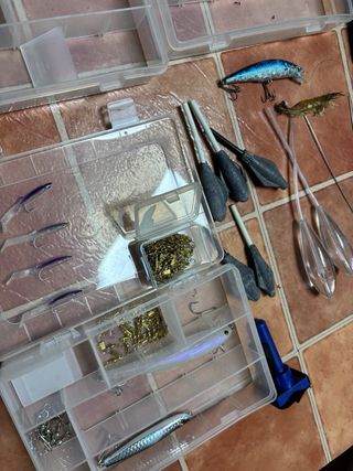 Set de pesca con señuelos y accesorios