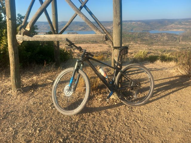 Bicicleta de montaña. De carbono FOCUS 29"Talla M