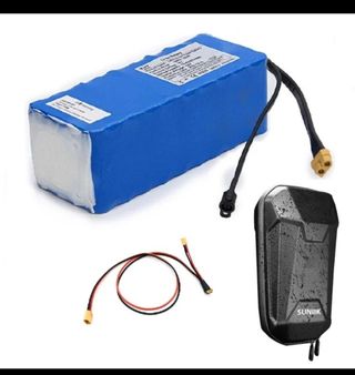 Batería externa azul con accesorios