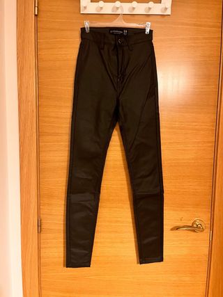 Pantalón efecto cuero negro elástico