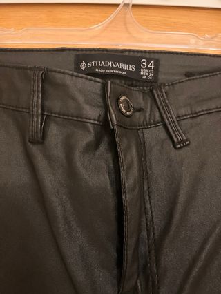 Pantalón efecto cuero negro elástico