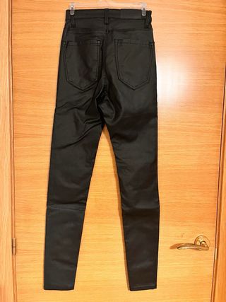 Pantalón efecto cuero negro elástico
