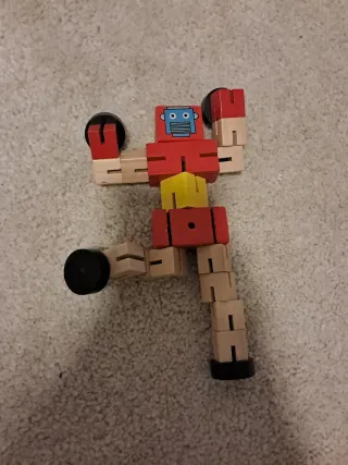 Muñeco robot articulado de madera