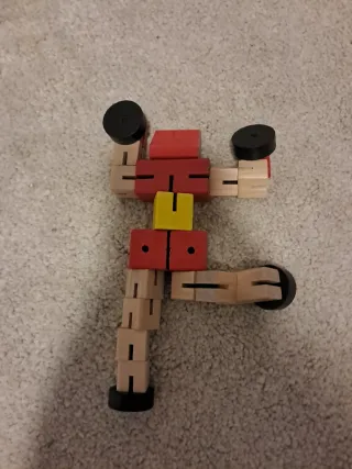 Muñeco robot articulado de madera