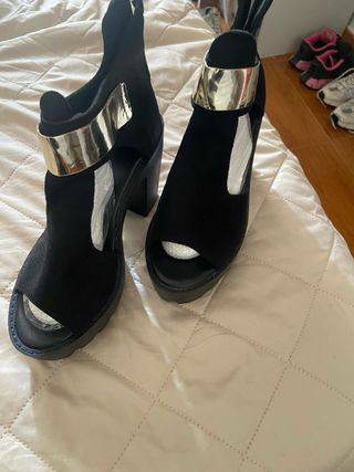 Zapatos de tacón negros y plateados 